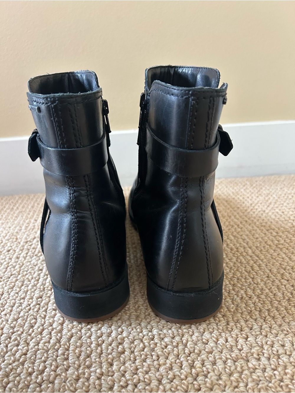 Ecco Women’s Black Leather Waterproof Buckle Ankle Boots Size 41 Like New - Picture 2 of 8